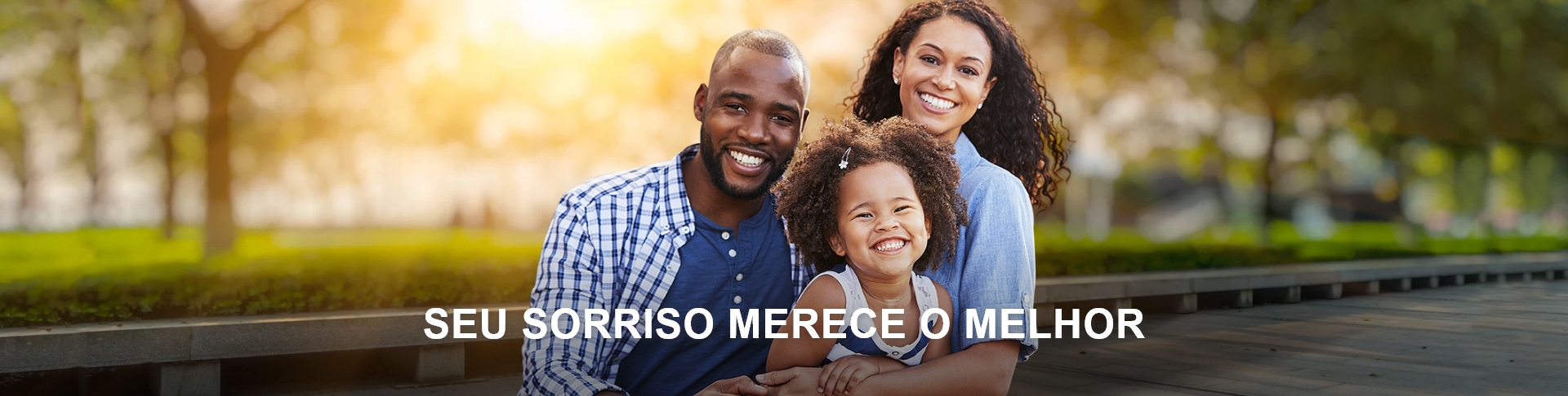 Banner com família sorrindo - texto em branco escrito "seu sorriso merece o melhor"