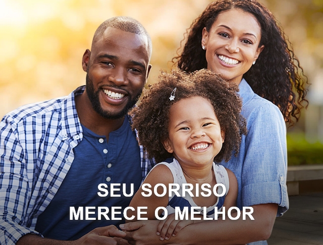 Banner com família sorrindo - texto em branco escrito "seu sorriso merece o melhor"