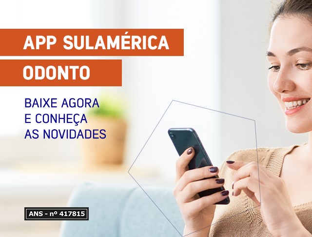 Banner de mulher morena em residência durante o dia utilizando o celular, texto descrevendo o App sulamérica odonto - baixe agora e conheça as novidades